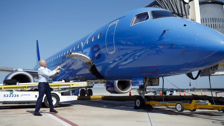 A startup do fundador da JetBlue, Breeze Airways, planeja quase dobrar suas rotas e adicionar voos cross-country