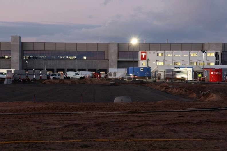 Musk voa para Berlim para abrir fábrica da Tesla na Alemanha