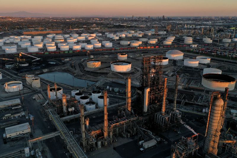 Preço do petróleo ultrapassa US$ 116 o barril, ações caem enquanto a Ucrânia continua em foco