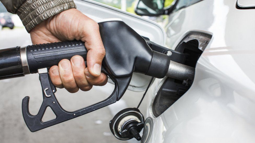 Preço do petróleo cai abaixo de US$ 100, mas gasolina atinge novo recorde.