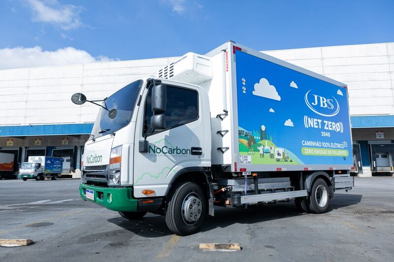JBS lança empresa para a locação de caminhões 100% elétricos e reduz emissões dos seus negócios