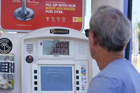 Pela primeira vez, preço da gasolina passa de US$ 4 por galão em todos os estados dos EUA