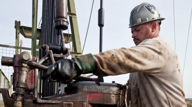 Chevron e Exxon registram lucros trimestrais recordes à medida que os preços das commodities disparam