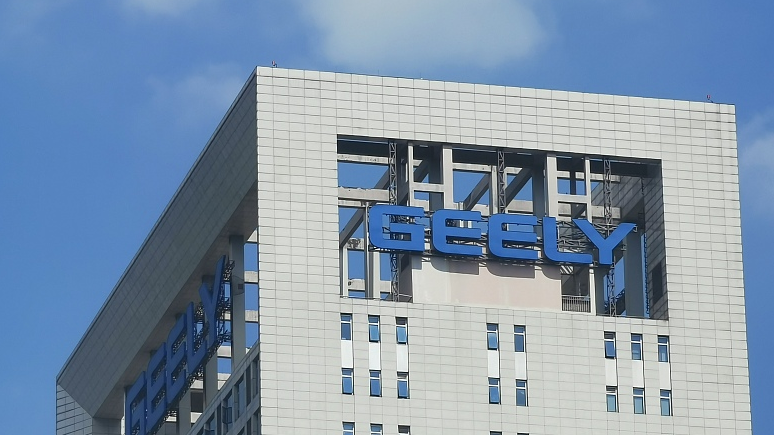 Montadora chinesa Geely relata queda de 35% no lucro e aumento nas vendas dos veículos NEV