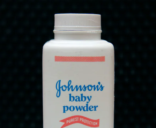 Johnson & Johnson vai parar de vender talco para bebês em todo o mundo