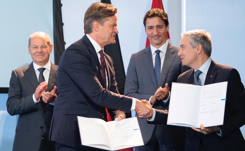 Mercedes-Benz e Volkswagen assinam acordo de fornecimento de baterias EV com o Canadá