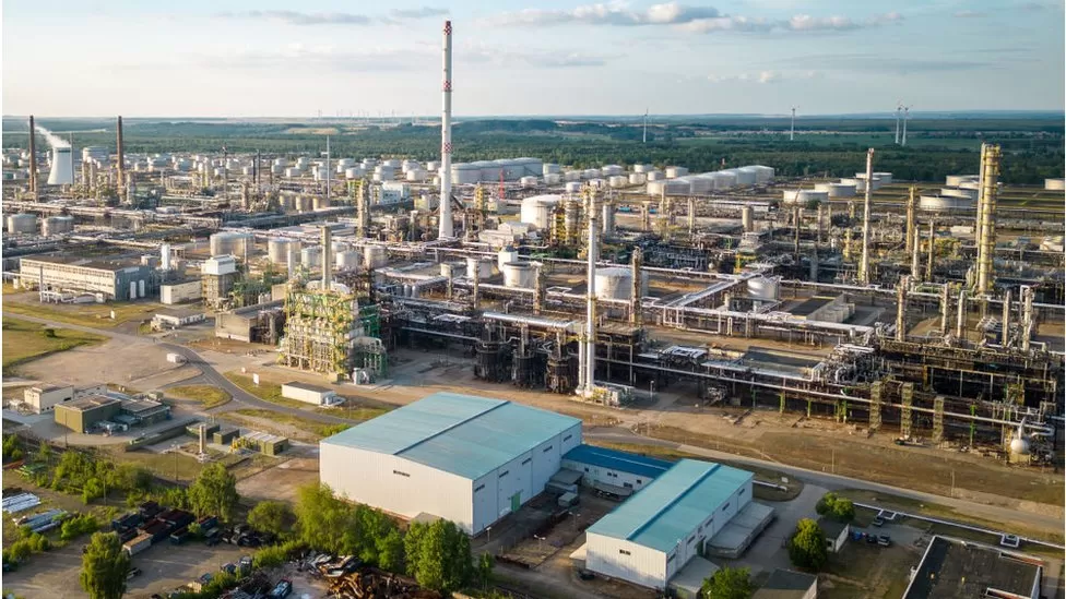 Alemanha assume controle de três refinarias de petróleo da Rosneft