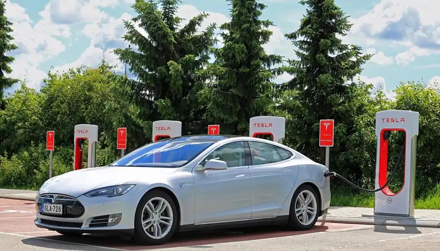 Tesla faz recall em quase 1,1 milhão de veículos nos EUA devido à falha nos vidros elétricos