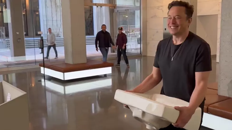 Elon Musk conclui aquisição de US$ 44 bilhões no Twitter
