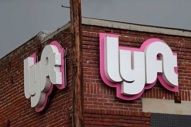 Lyft aumenta taxa de serviço para corridas à medida que custos de seguro aumentam