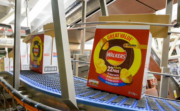 Walkers tira uma mordida de plástico com revisão de embalagem de £ 14 milhões