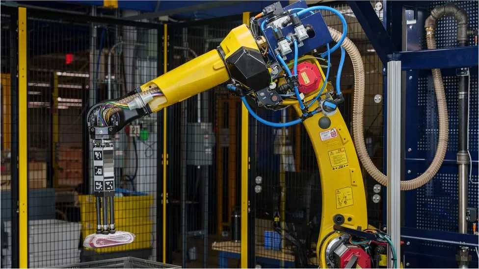 Amazon: Robôs se espalham, mas 'ainda precisamos de humanos'