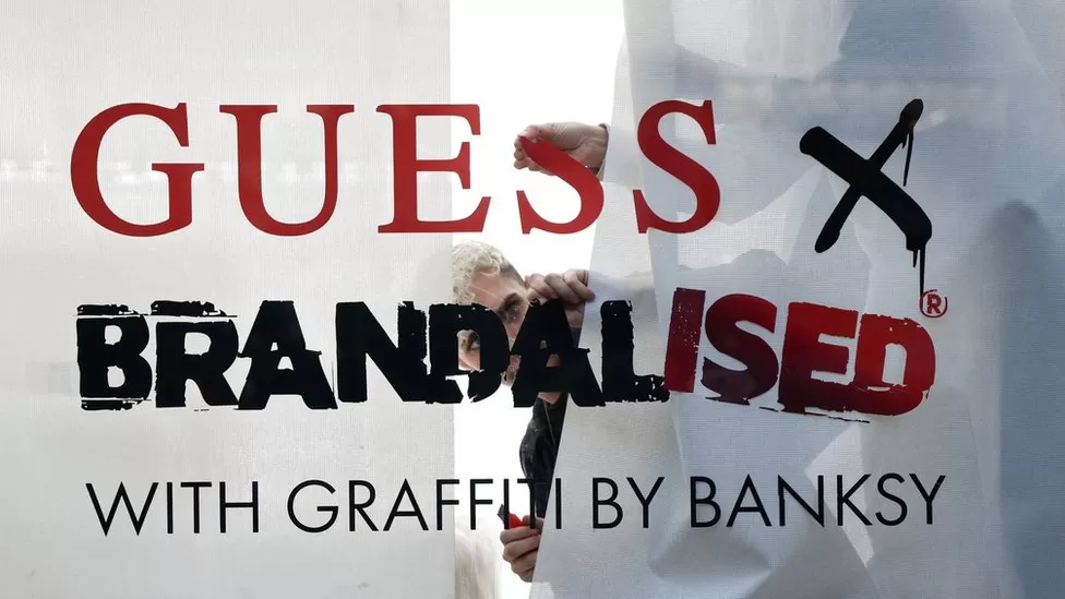 Banksy acusa a marca de roupas Guess de se "ajudar" em suas obras de arte
