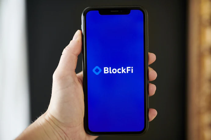 O banco cripto BlockFi, seu destino entrelaçado com o FTX, pede falência
