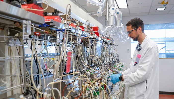 Como a LanzaTech transforma gases de efeito estufa em etanol, garrafas e vestidos