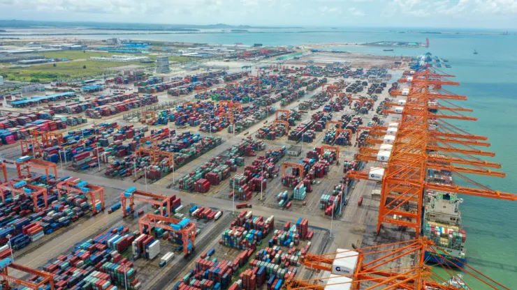 Encomendas de manufatura da China caem 40% em colapso implacável da demanda