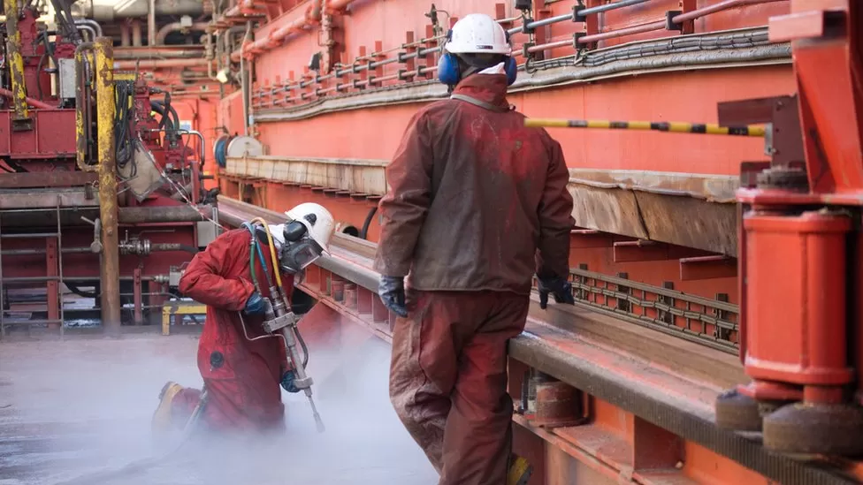 Gigante do petróleo TotalEnergies cortará investimentos no Mar do Norte devido a impostos inesperados