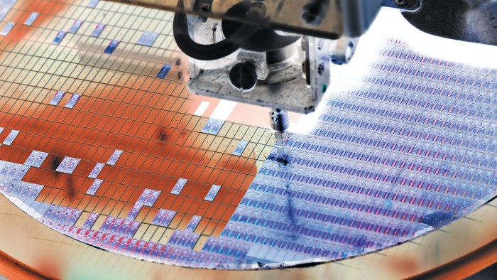No Japão, fabricantes de produtos químicos de longa data ajustam seu foco