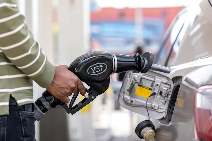 Os preços do gás nos EUA caem para US $ 3 o galão, com a queda da demanda em todo o mundo