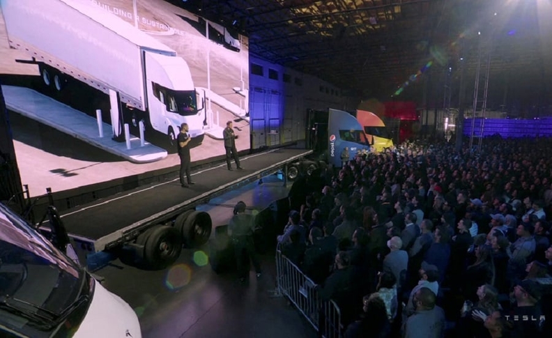 Tesla expande linha com entrega de caminhão Semi