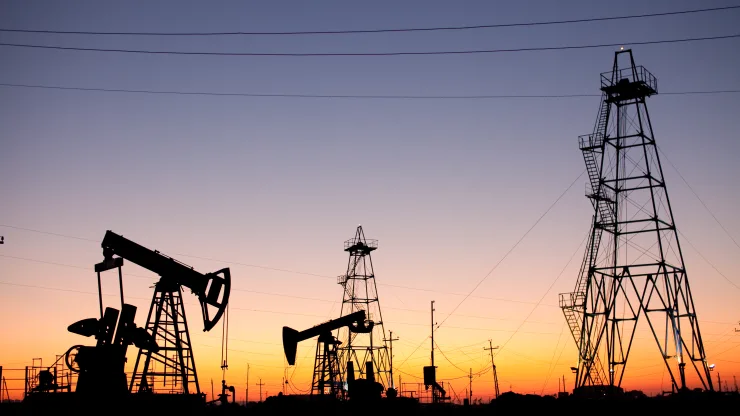 Petróleo cai para o nível mais baixo desde dezembro de 2021, com crise bancária destruindo mercados