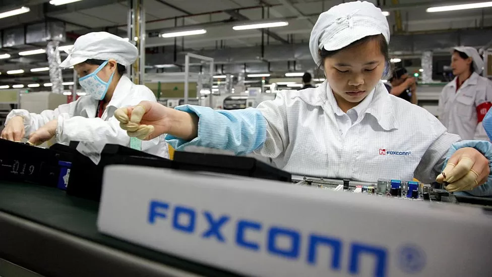 Fabricante do iPhone vê queda de receita com demanda enfraquecida