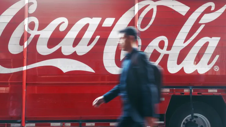 Lucro da Coca-Cola supera estimativas, impulsionado por aumento de preços e maior demanda