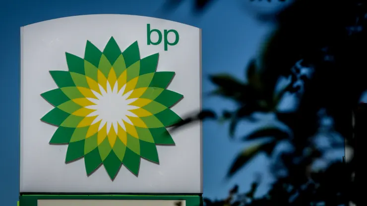 A BP supera as expectativas de lucro do primeiro trimestre, mas as ações caem 6% com a desaceleração do programa de recompra