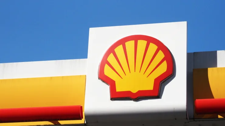 Shell supera expectativas com lucro de US$ 9,6 bilhões no primeiro trimestre, impulsionada pelo comércio de combustíveis