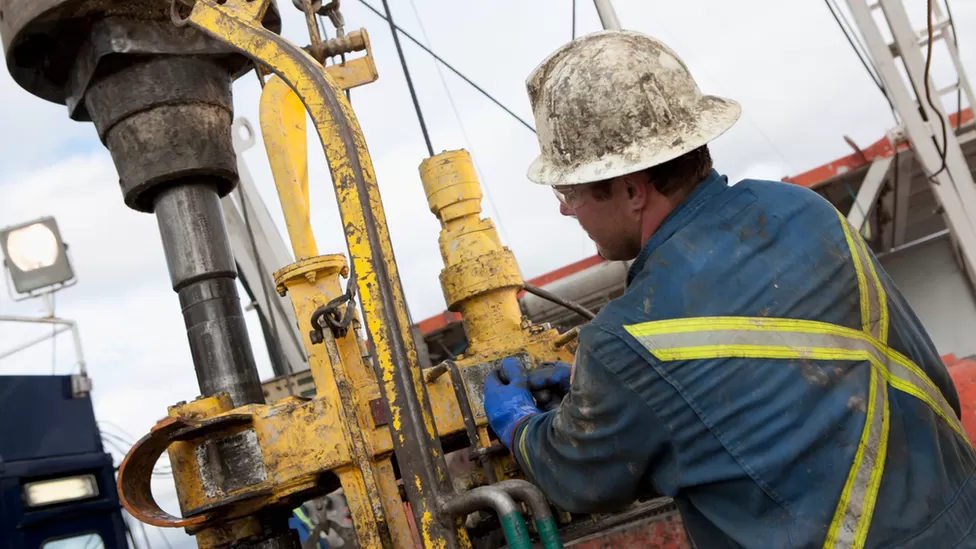 Preços do petróleo sobem com a Arábia Saudita prometendo cortes na produção