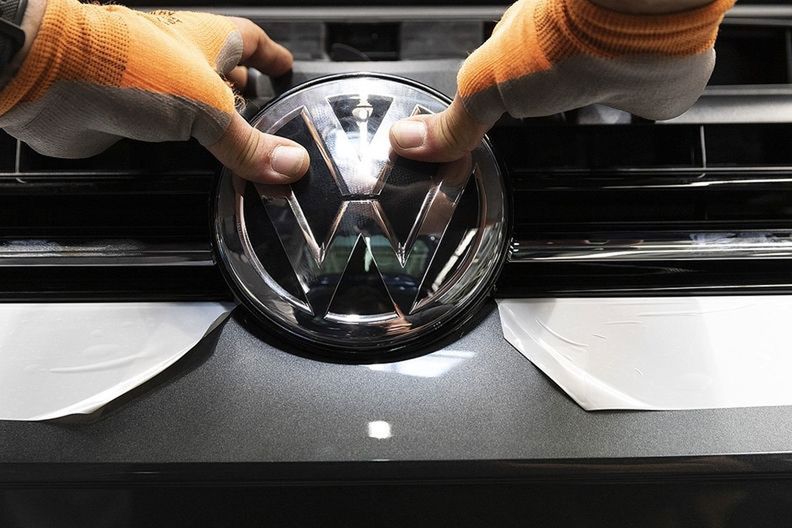 Volkswagen negocia com a Tesla para adotar seu padrão de carregamento