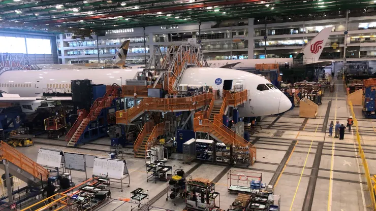 Entregas de aeronaves da Boeing caem em julho, com empresa planejando aumentar produção