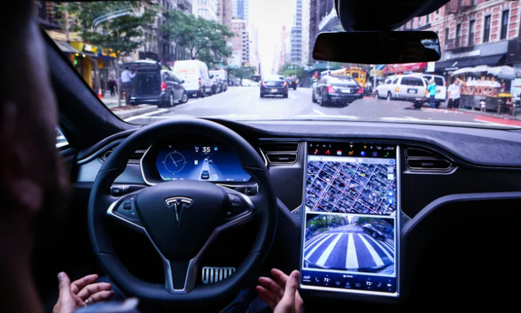 Tesla e acidentes com piloto automático