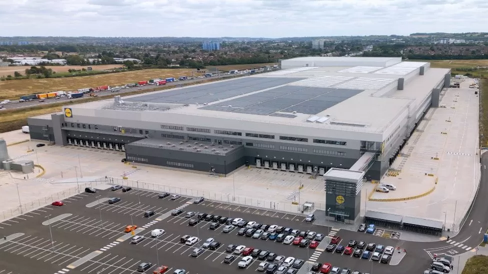 O maior armazém do Lidl é inaugurado em Bedfordshire