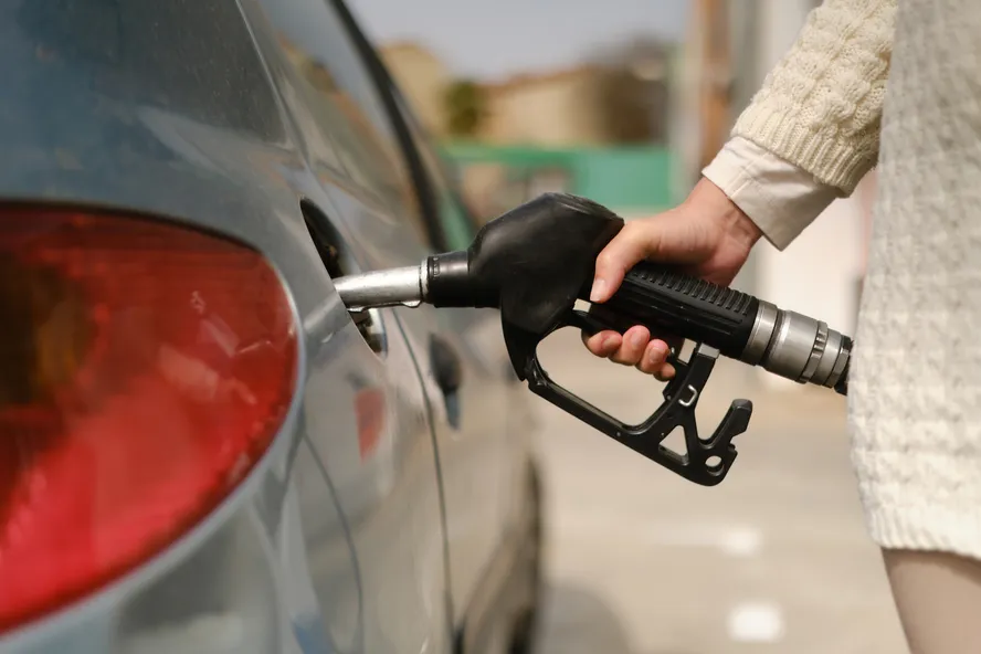 Preço médio da gasolina cai pela terceira semana seguida; diesel sobe pela sétima vez