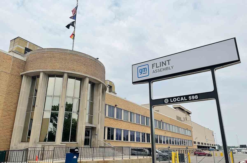 Trabalhadores da GM na fábrica de montagem de Flint votam por pouco contra a tentativa de contrato do UAW