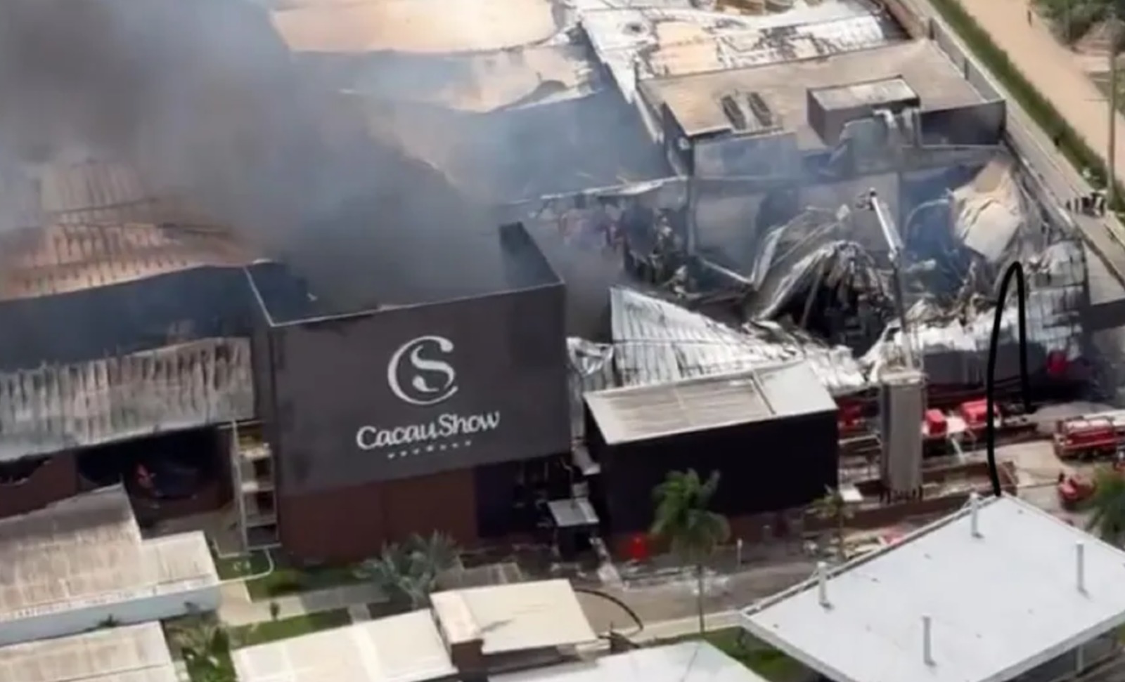 Um incêndio de enormes dimensões atingiu uma unidade da Cacau Show no estado do Espírito Santo.