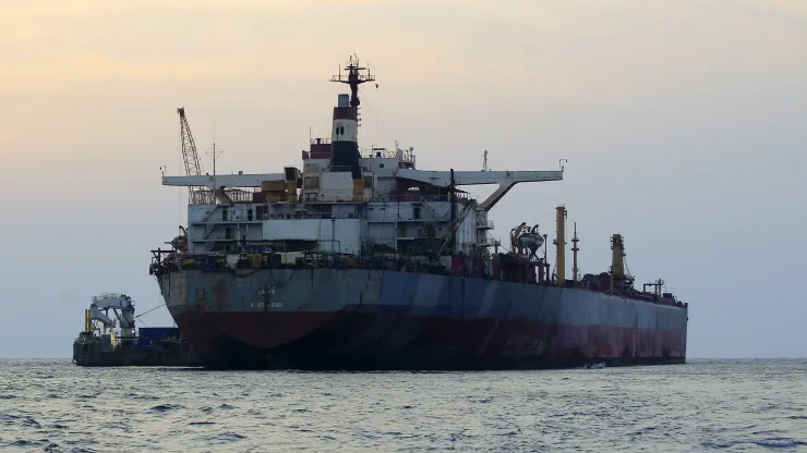 Os preços do petróleo permanecem pouco alterados, já que os transportadores suspendem a rota do Mar Vermelho em meio à intensificação dos ataques Houthi