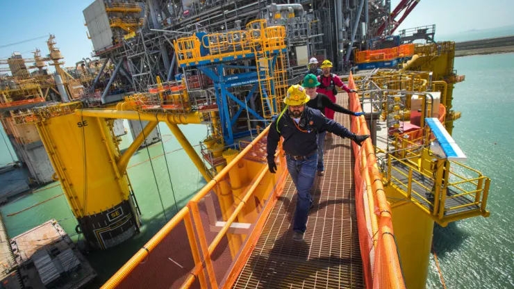 Petróleo bruto dos EUA sobe 3% com dólar mais fraco e perspectiva de demanda ligeiramente melhorada para 2024