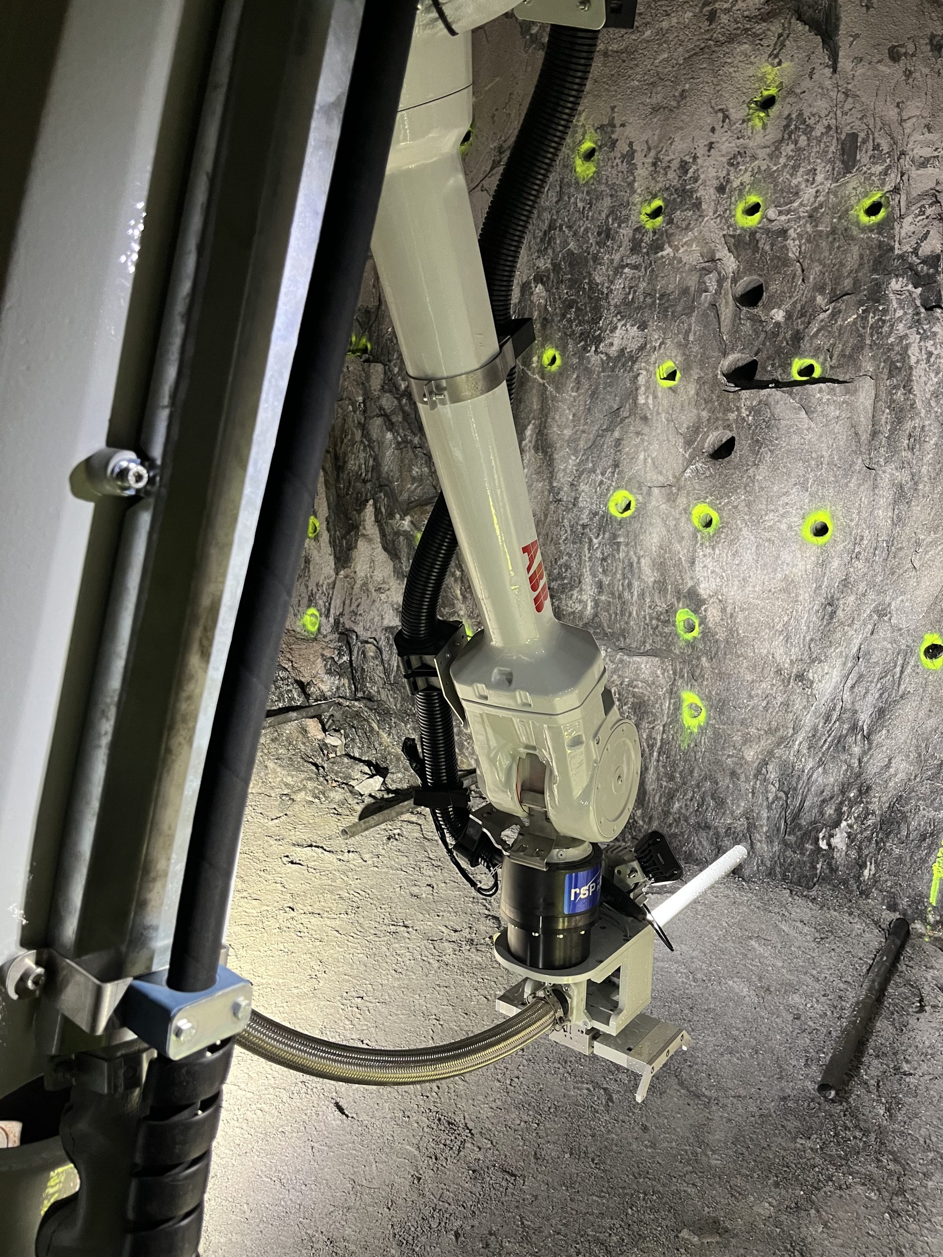 ABB inicia teste de robô que instala explosivos