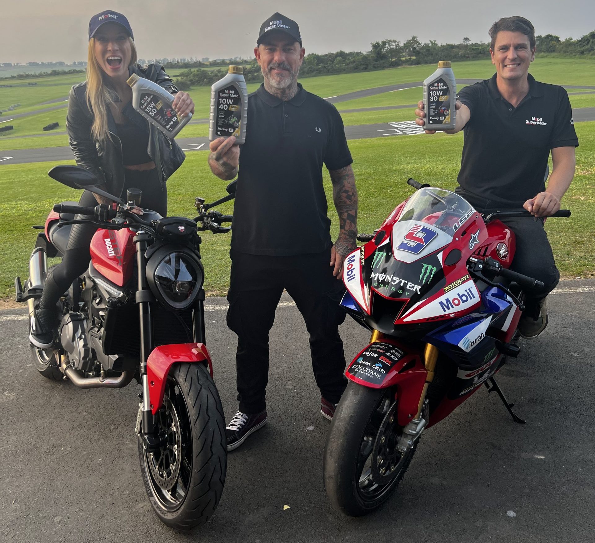 Os lubrificantes Mobil™ apresentam a mais recente linha de lubrificantes 100% sintética para motos de alta cilindrada