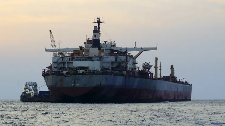 O petróleo bruto dos EUA supera US$ 75 brevemente e depois desaparece após ataques contra Houthis apoiados pelo Irã