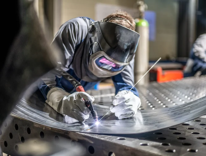 Crescimento no Setor de Manufatura: Perspectivas e Desafios Segundo a Pesquisa da Make UK e PwC