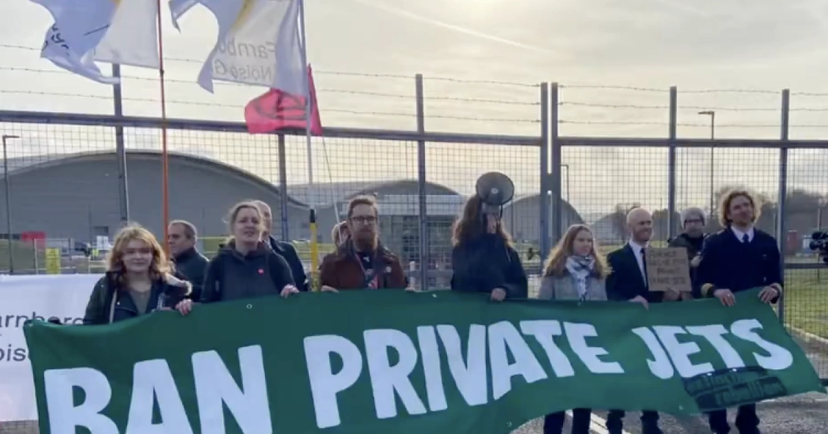 Greta Thunberg se Junta a Protestos Contra Aviação Privada no Aeroporto de Farnborough