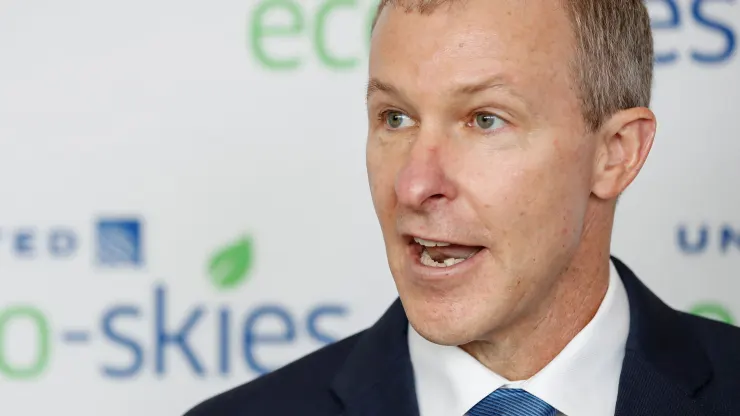CEO da United Airlines tenta tranquilizar clientes após sequência de problemas com voos