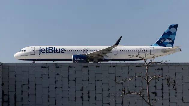 JetBlue Reduz Rotas de Los Angeles para América do Sul em Estratégia de Corte de Custos