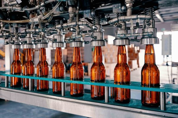Indústria de Alimentos e Bebidas Lidera Crescimento de Produção e Demanda em Março