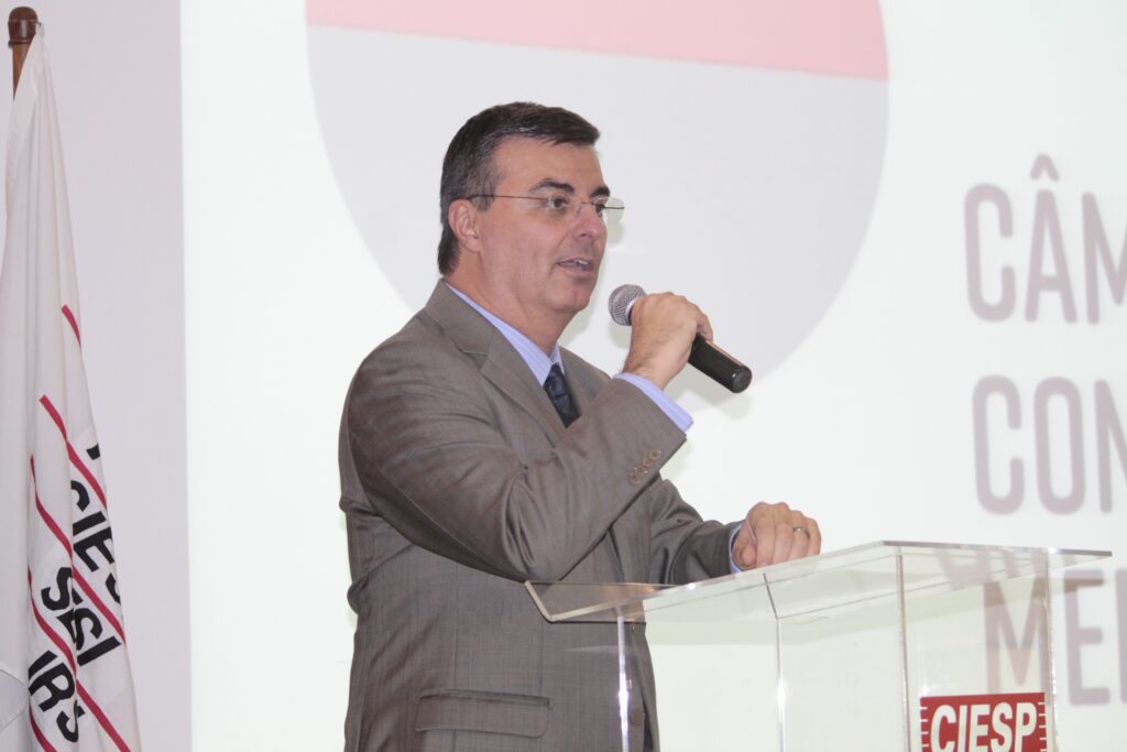 Presidente da Abrace defende neoindustrialização e transição energética