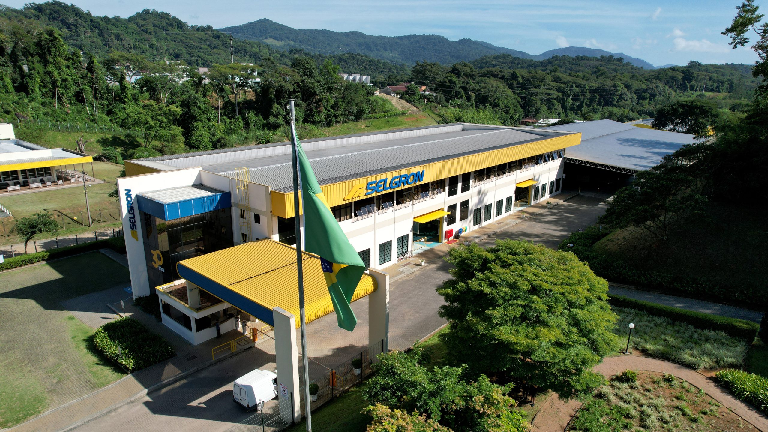 Automação e tecnologia: tendências para 2025 na indústria brasileira