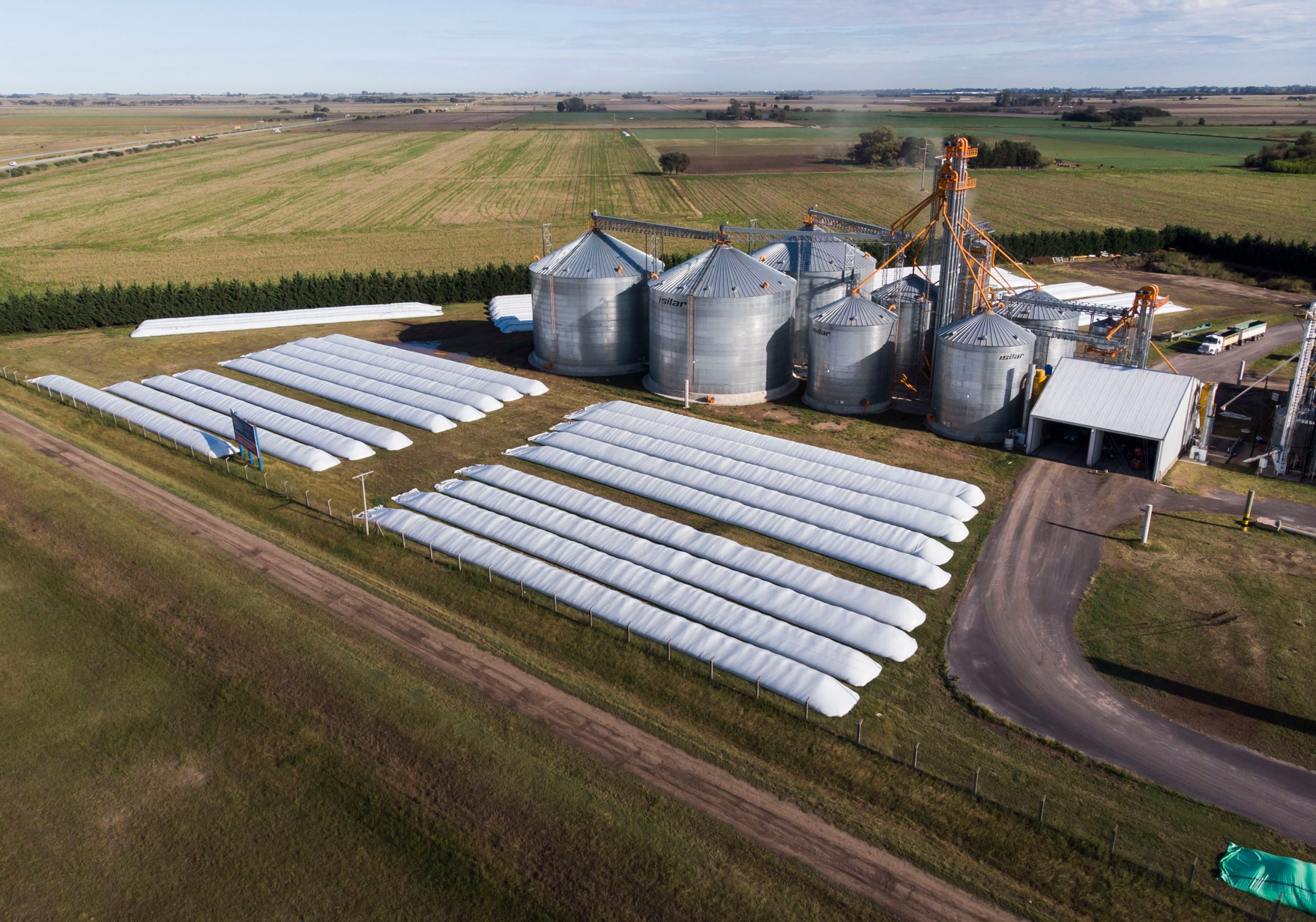 Produtor rural investe em silo-bolsa para armazenar safra e superar gargalo logístico